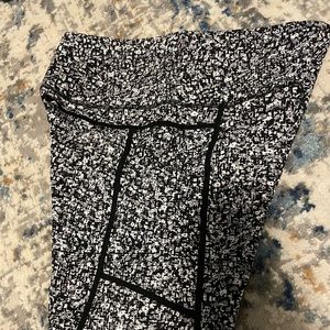 Zyia 7/8 length with pockets mid rise leggings. Soft and snug style.